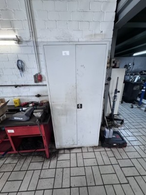 1 Metallwerkzeugschrank mit diversen Kleinwerkzeugen